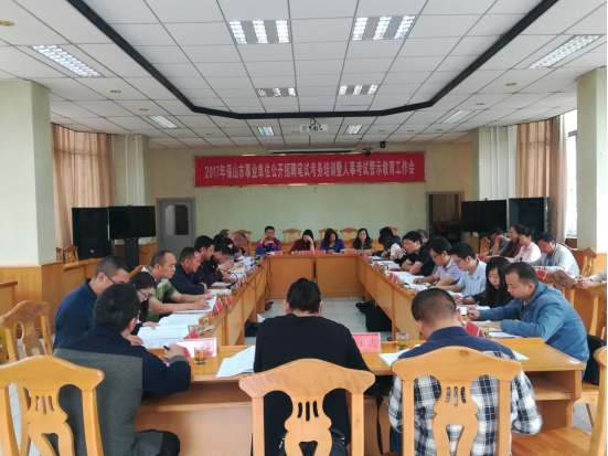 郑培招聘_空乘招聘会场如艺考,美女扎堆亮相超养眼(2)